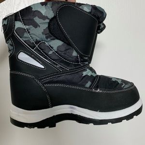 Snow boots